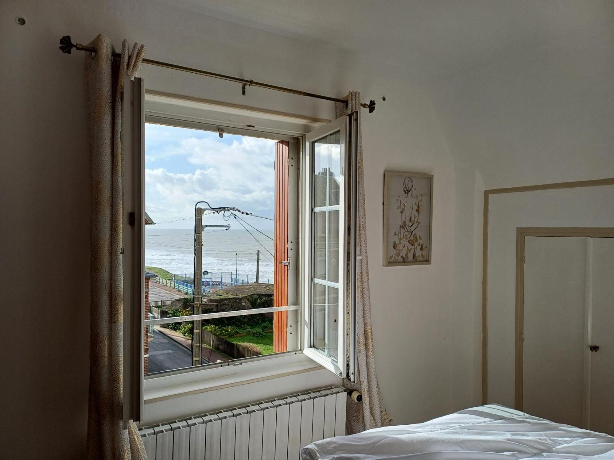 Au Gre Des Marees 2 Appartement Face A La Mer 2Eme Etage Ault Bagian luar foto